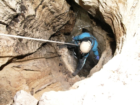 discesa di un pozzo in grotta