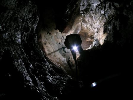 Pozzo in esplorazione nella grotta Majin Bu